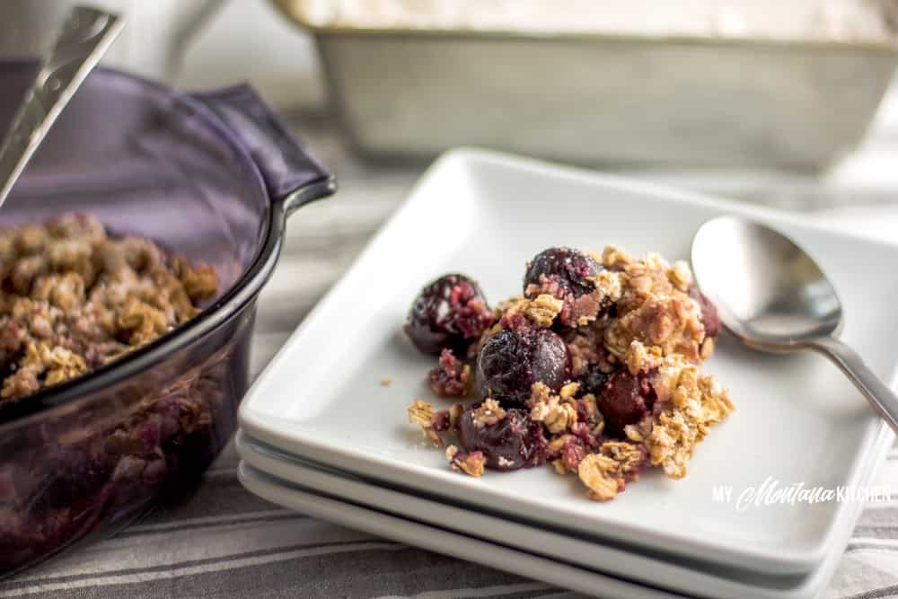 Cerezas cubiertas con una corteza de avena simple. Esta receta fácil de preparar de Cherry Crisp es una excelente manera de usar cerezas congeladas para un delicioso postre Trim Healthy Mama E. #lácteos #singluten