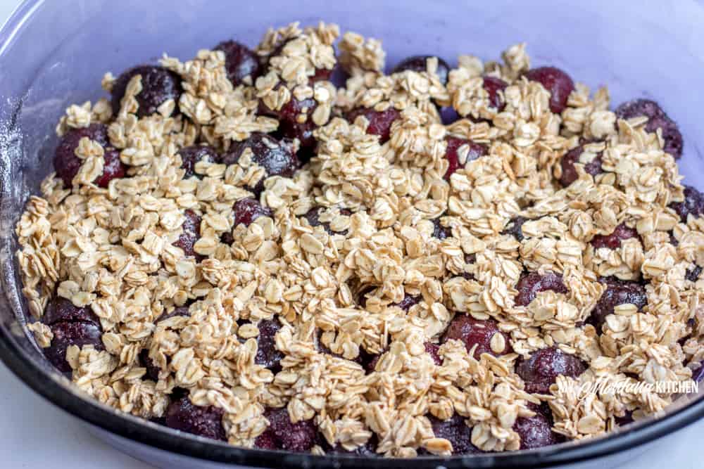 Cerezas cubiertas con una corteza de avena simple. Esta receta fácil de preparar de Cherry Crisp es una excelente manera de usar cerezas congeladas para un delicioso postre Trim Healthy Mama E. #lácteos #singluten