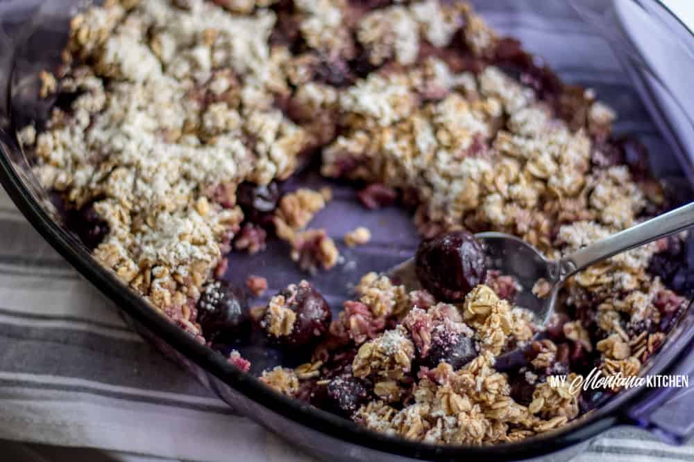 Cerezas cubiertas con una corteza de avena simple. Esta receta fácil de preparar de Cherry Crisp es una excelente manera de usar cerezas congeladas para un delicioso postre Trim Healthy Mama E. #lácteos #singluten