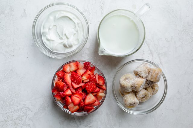Ingredientes para la receta: fresas, plátano, leche y yogur