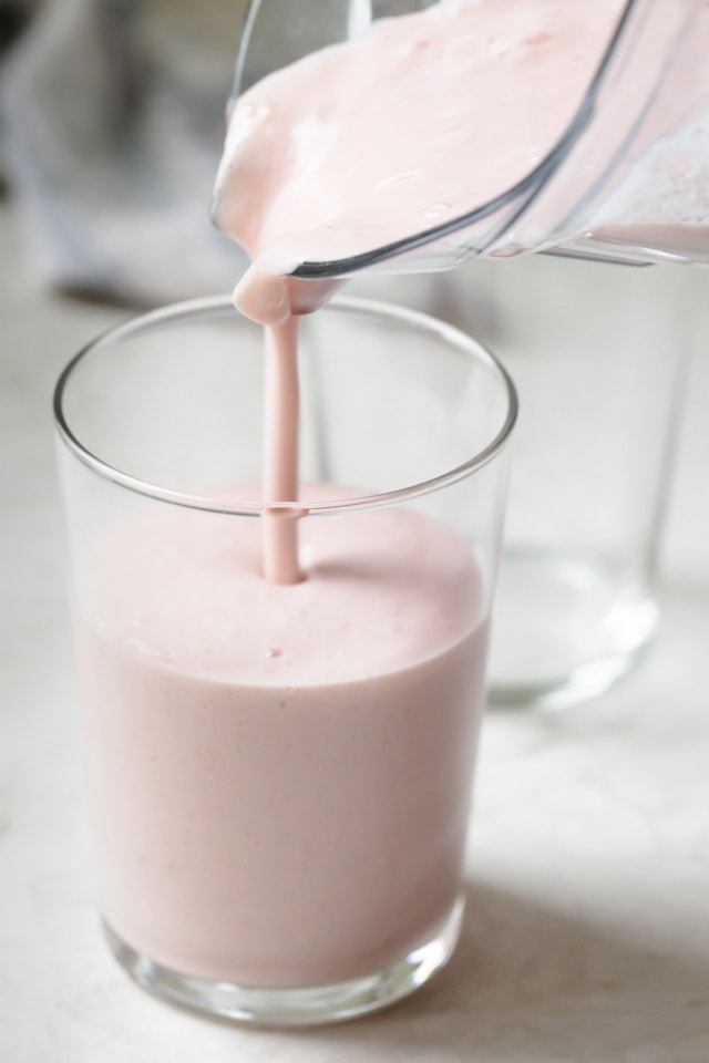 Vierta el batido en un vaso alto y transparente.