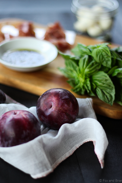 Ensalada de ciruelas, mozzarella y jamón de zorro y brezo