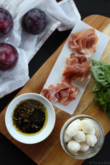 Ensalada de ciruelas, mozzarella y jamón de zorro y brezo