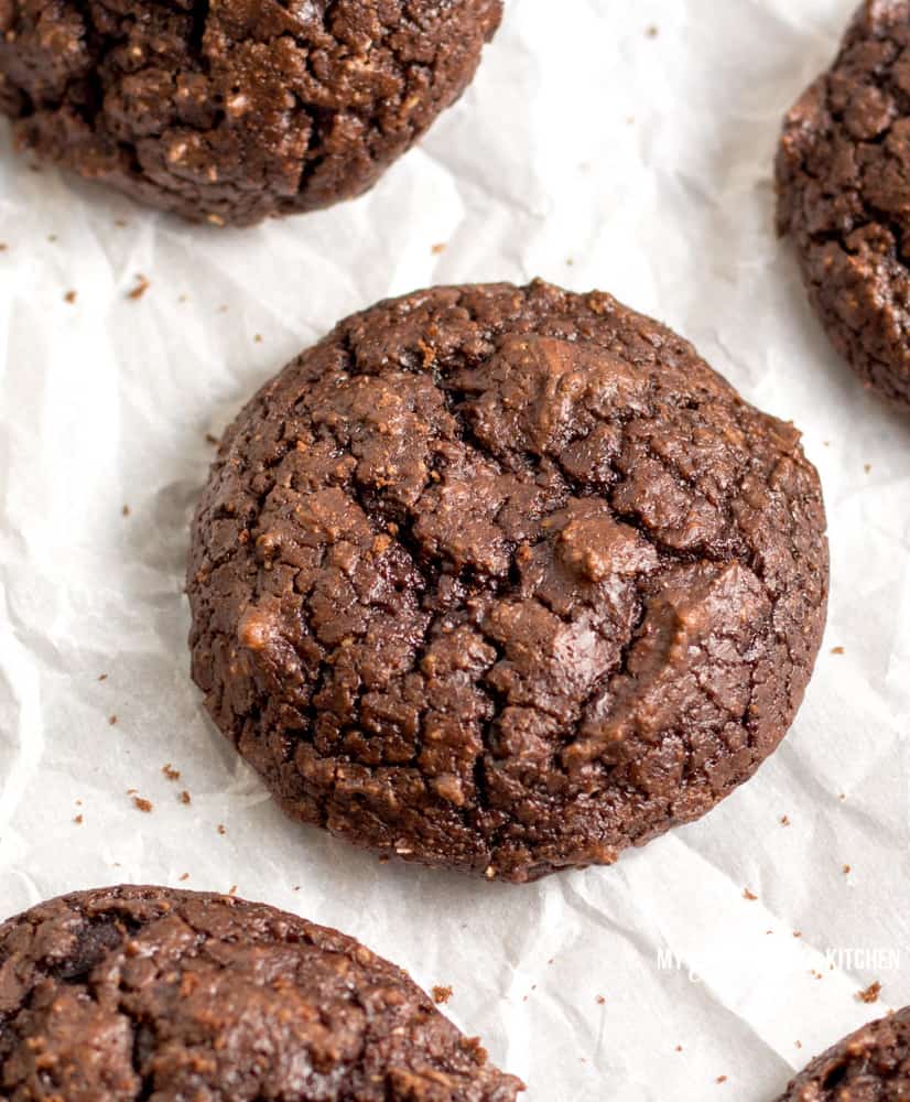 Ricas y descaradas, ¡nunca sabrías que estas galletas de chocolate con mantequilla de maní tienen solo 26 calorías cada una! ¡Estas galletas saludables y deliciosas son sin gluten, sin azúcar, sin lácteos y una receta Trim Healthy Mama FP! #trimhealthymama #thm #chocolate #chocolateandpeanutbutter #peanutflour #thmfp #fuelpull #chocolatecookie #healthycookie #thmcookie #mymontanakitchen #lowcarb #dairyfree #sugarfree #keto