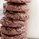 Ricas y descaradas, ¡nunca sabrías que estas galletas de chocolate con mantequilla de maní tienen solo 26 calorías cada una! ¡Estas galletas saludables y deliciosas son sin gluten, sin azúcar, sin lácteos y una receta Trim Healthy Mama FP! #trimhealthymama #thm #chocolate #chocolateandpeanutbutter #peanutflour #thmfp #fuelpull #chocolatecookie #healthycookie #thmcookie #mymontanakitchen #lowcarb #dairyfree #sugarfree #keto