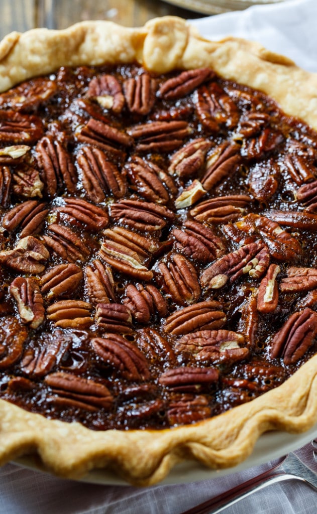Tarta de nueces y caramelo de Paula Deen. Perfecto para Acción de Gracias o cualquier otra ocasión especial. Tiene un profundo sabor a caramelo.