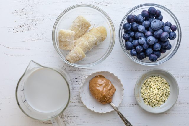 Ingredientes para preparar la receta: arándanos, plátanos, semillas de cáñamo, leche, mantequilla de almendras