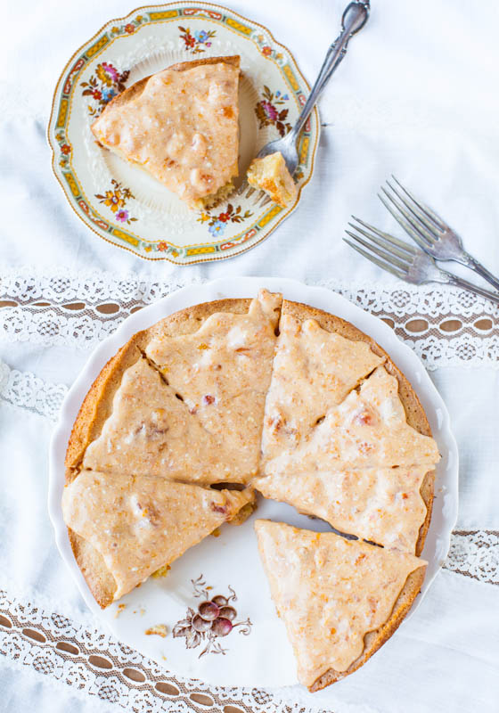 Pastel de galletas de almendras francesas con glaseado de crema de albaricoque averiecooks.com