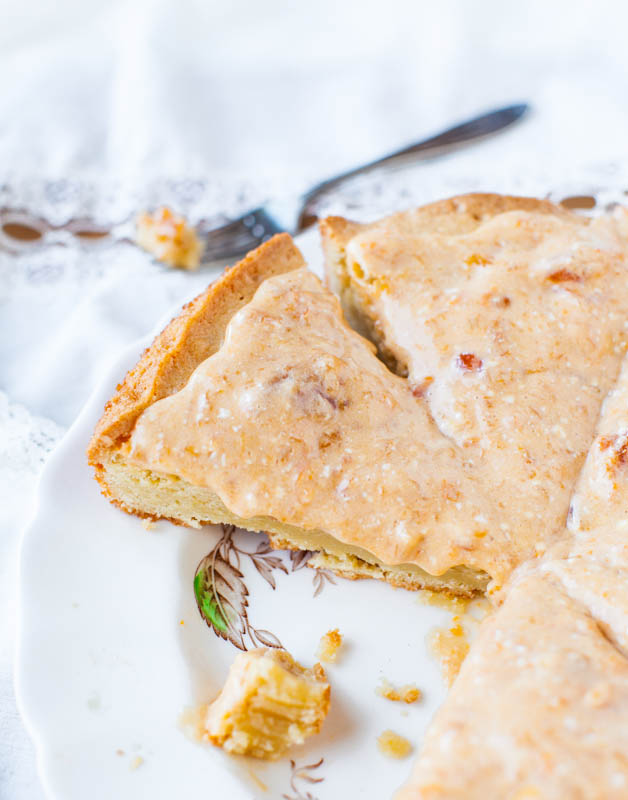 Pastel de galletas de almendras francesas con glaseado de crema de albaricoque averiecooks.com