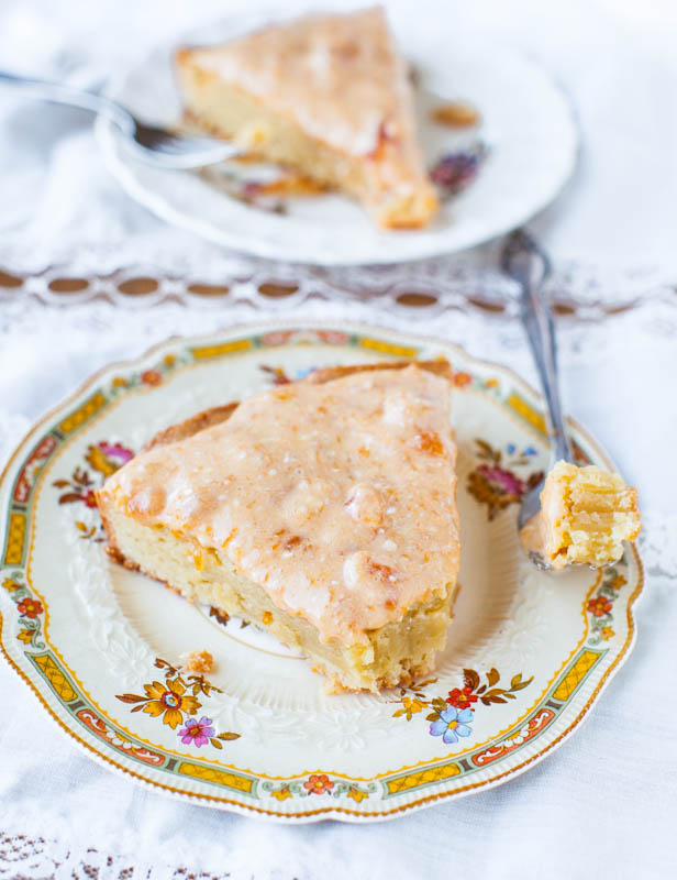 Pastel de galletas de almendras francesas con glaseado de crema de albaricoque averiecooks.com