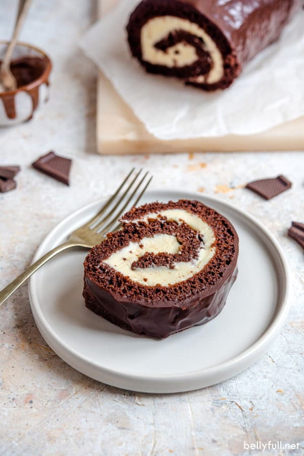 rebanada de pastel de roulade en un plato blanco