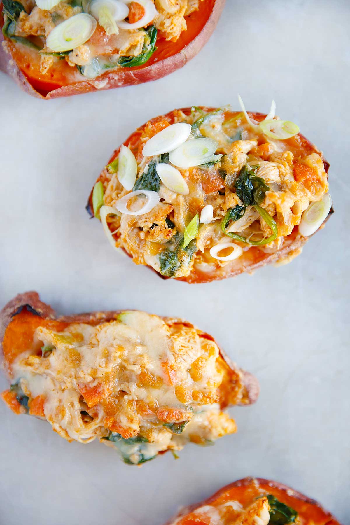 Batata de pollo Buffalo en una bandeja de sofá