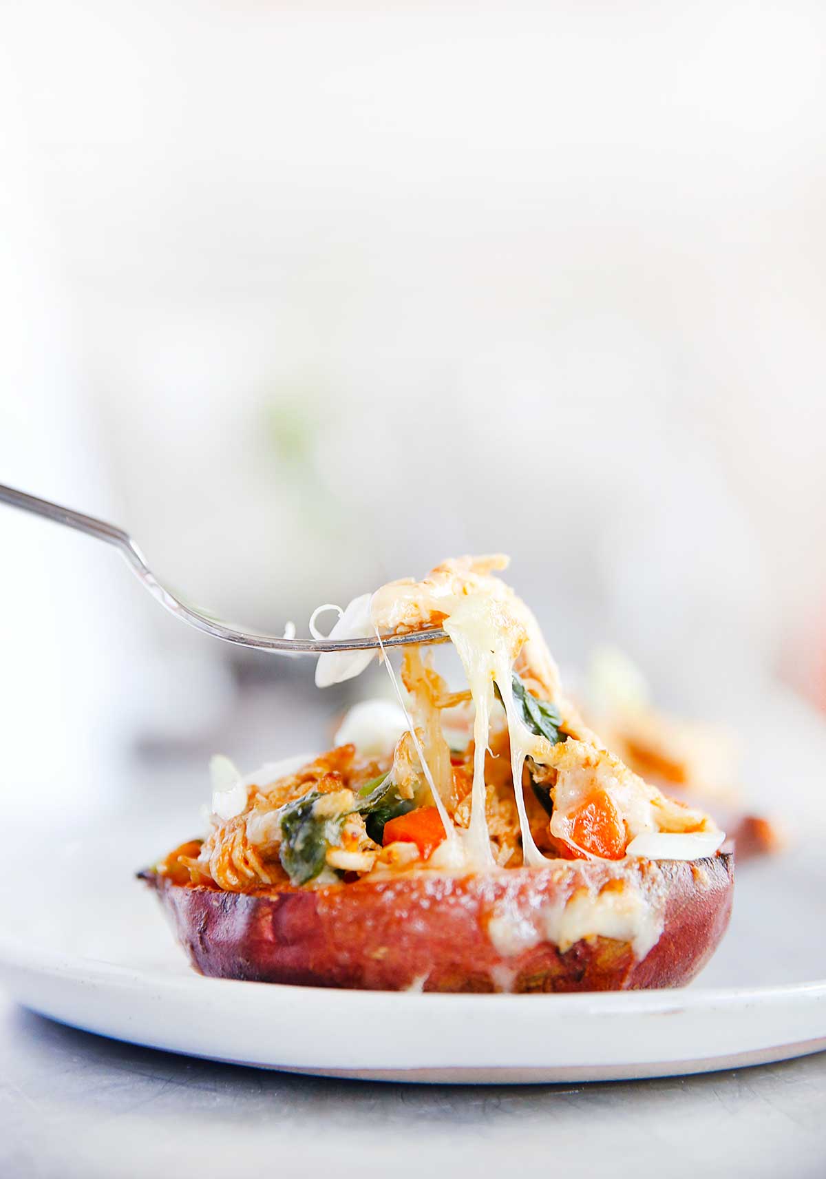 Batata rellena de pollo magro de búfalo en un plato