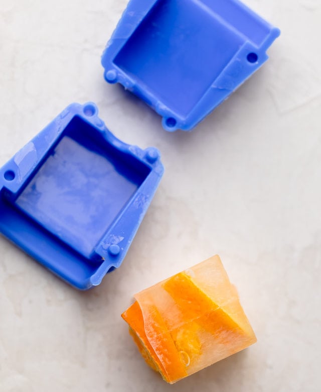 Un cubito de hielo de frutas retirado del molde.