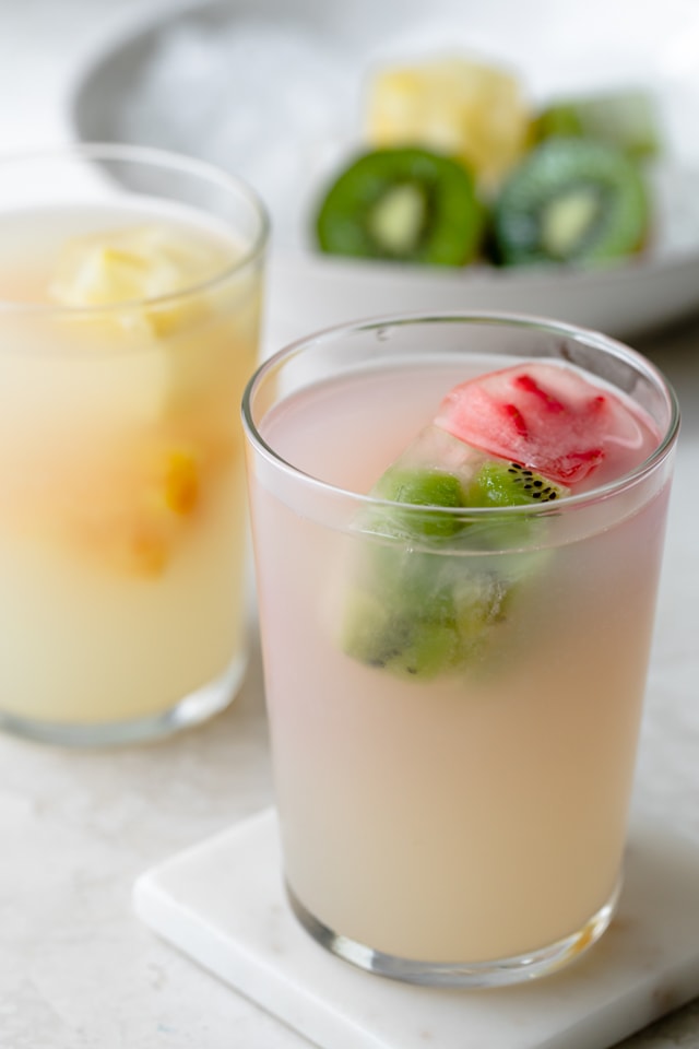 Cubitos de hielo de frutas en vasos con limón