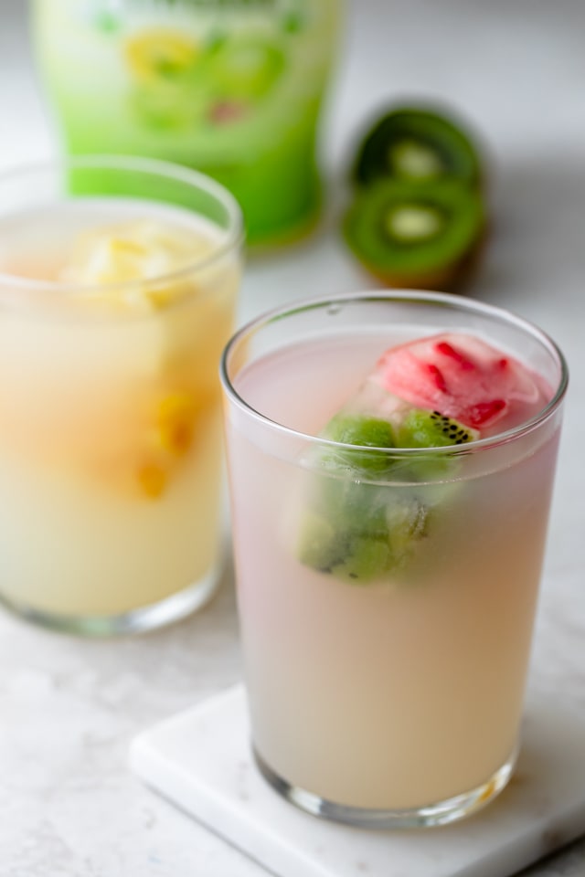 Cubitos de hielo de frutas con limón en los vasos