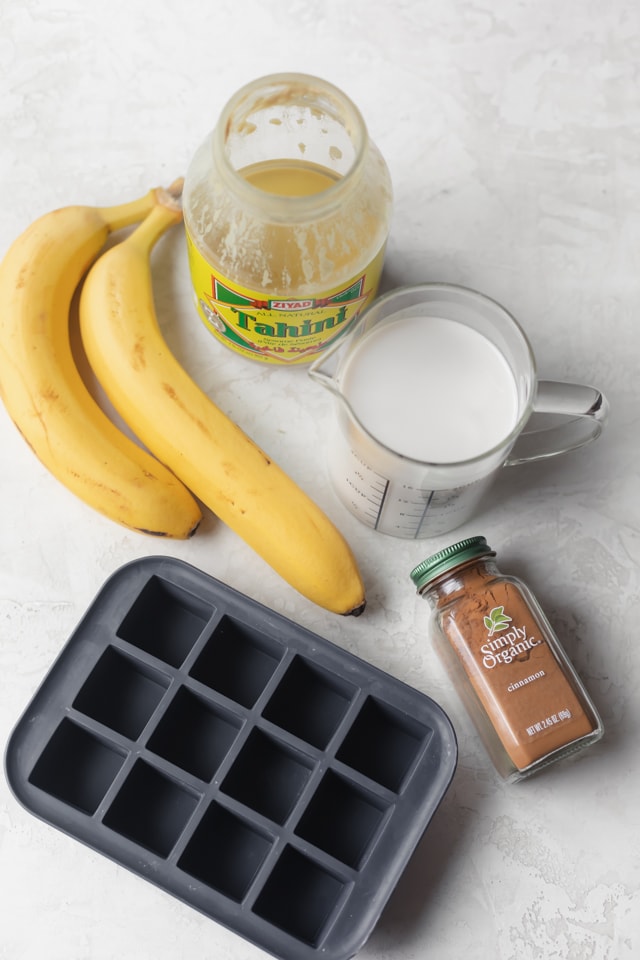 Ingredientes para hacer la receta: plátano, tahini, leche de almendras, canela y cubito de hielo para congelar leche de almendras