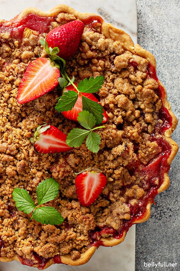foto aérea de pastel de ruibarbo de fresa al horno entero
