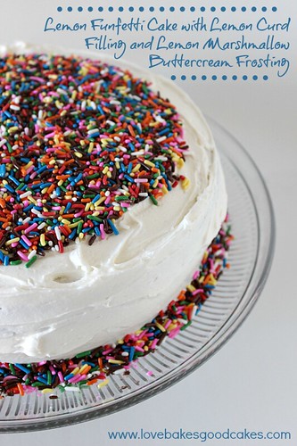 Funfetti de limón con relleno de ricota de limón y glaseado de mantequilla de malvavisco de limón 2