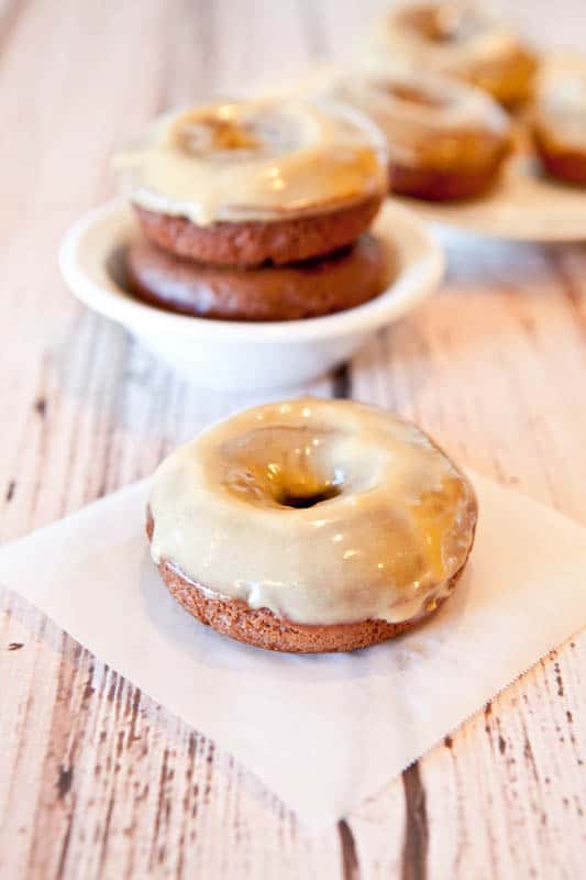 Rosquillas de chocolate con mantequilla de maní y chocolate con glaseado de mantequilla de maní y vainilla averiecooks.com
