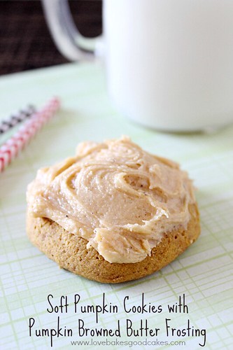 Galletas blandas de calabaza cubiertas con mantequilla de calabaza pulida
