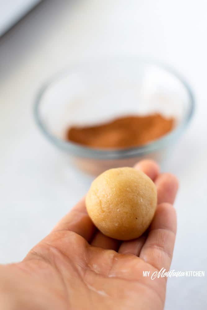 bola de fideos snickerdoodle en la mano extendida