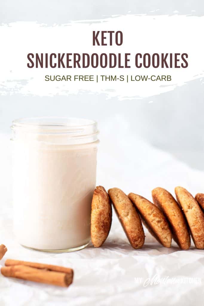 galletas snickerdoodle apoyadas en un vaso de leche