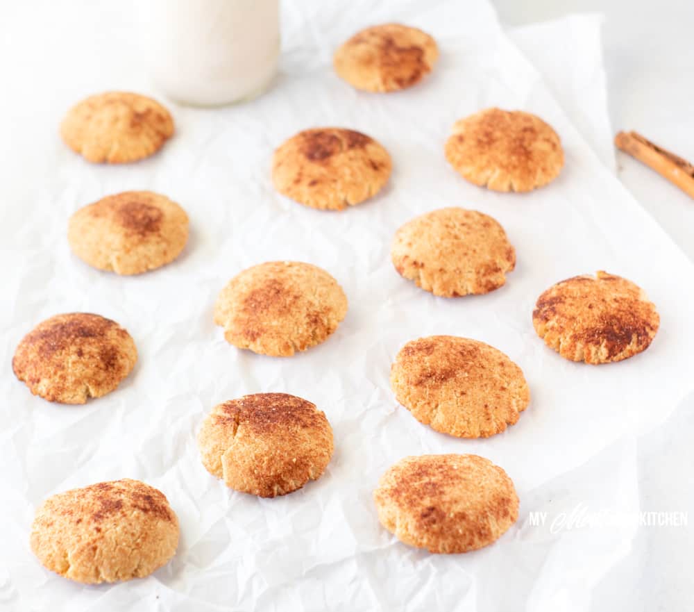 Snickerdoodles sin azúcar sobre papel pergamino arrugado