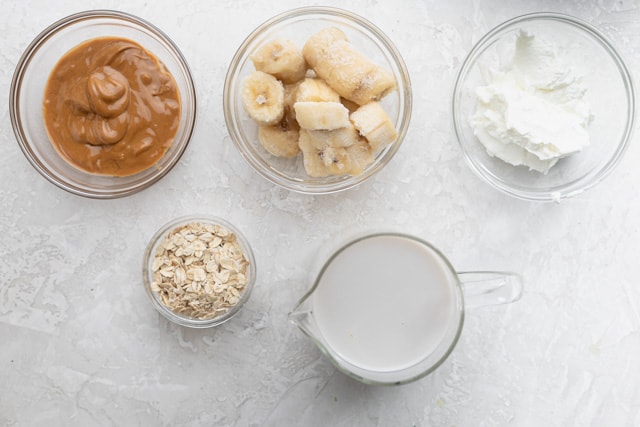 Ingredientes para preparar la receta: leche, plátano, mantequilla de maní, yogur griego y avena