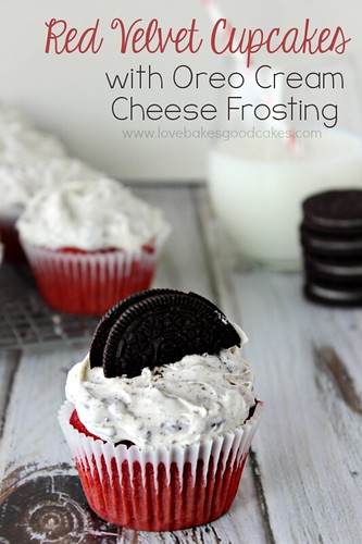 Cupcakes de terciopelo rojo con glaseado de queso crema OREO #redvelvet #cupcakes #valentinesday