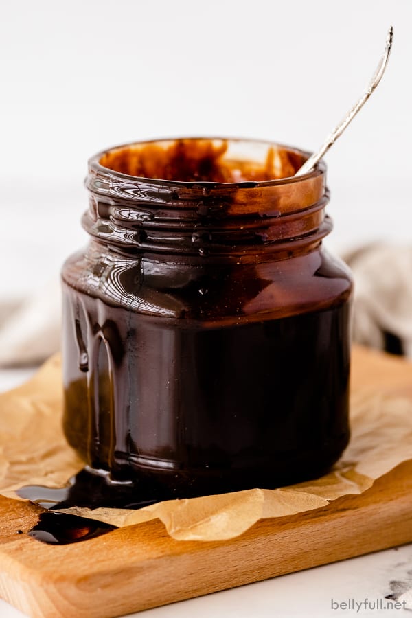 jarabe de chocolate en tarro de cristal con cuchara