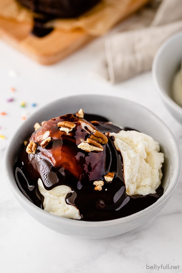 jarabe de chocolate con helado de vainilla en un tazón blanco