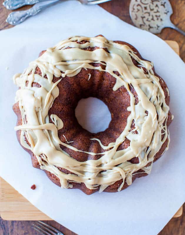 Tarta de manzana y plátano especiada con glaseado de caramelo y vainilla: ¡la tarta de manzana se combina con el pan de plátano con un glaseado para morirse! El mejor de todos.