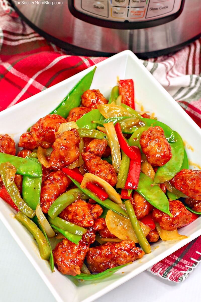 Tazón de pollo crujiente al estilo asiático con verduras