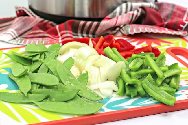 verduras en rodajas junto al plato instantáneo