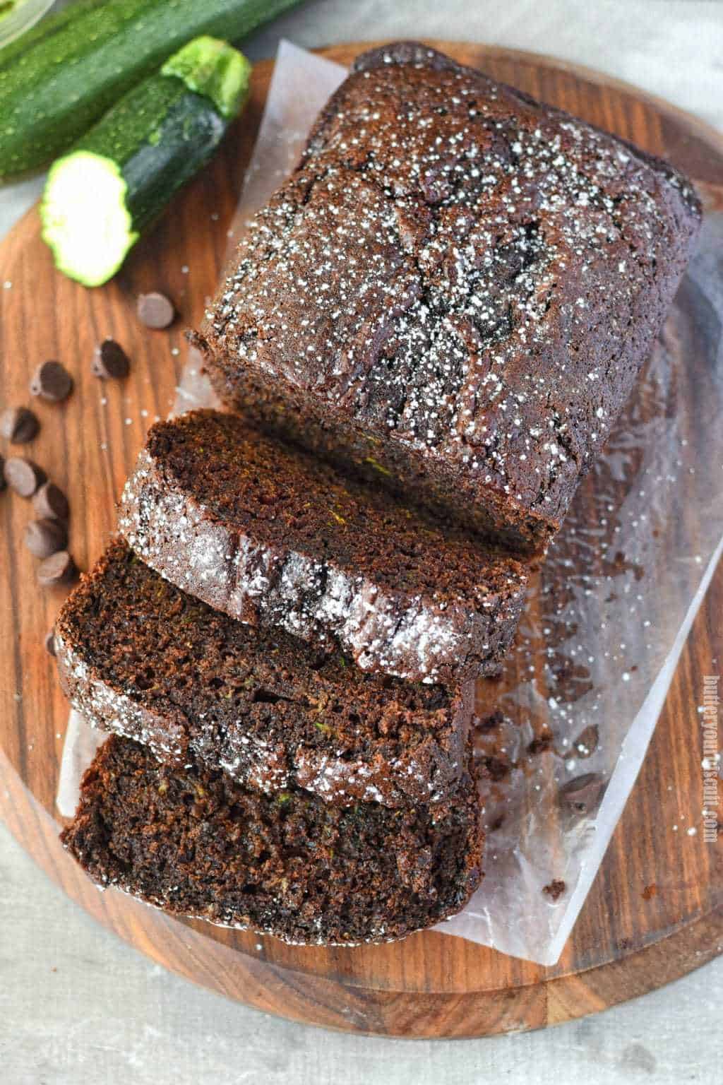 pan de calabacín con chocolate en rodajas sobre una tabla para cortar con chispas de chocolate