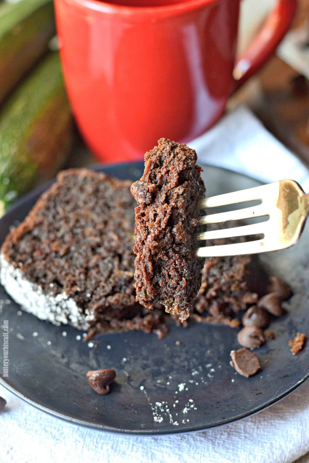 bocado de pan con calabacín de chocolate en un tenedor