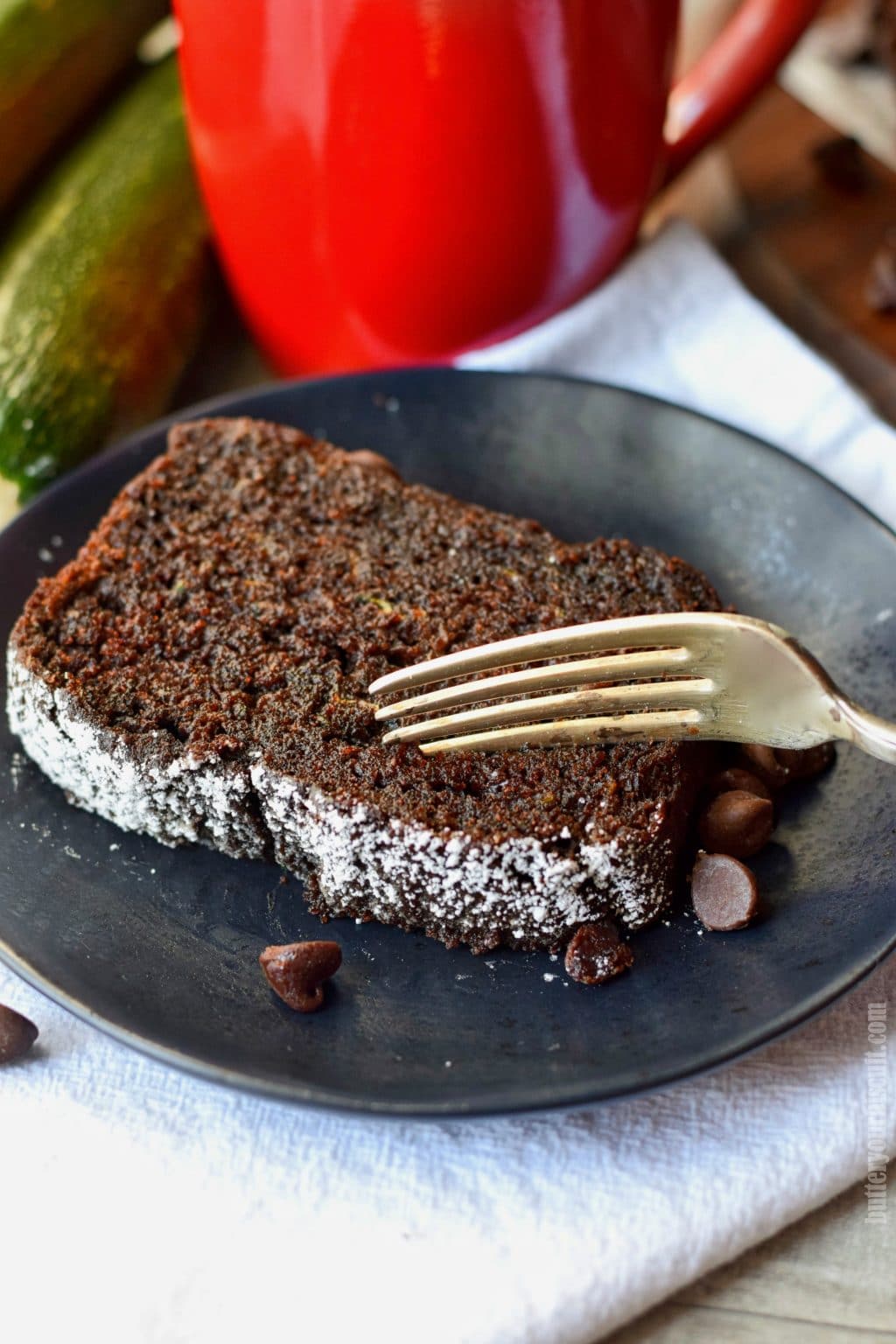 pan de calabacín de chocolate en un plato negro