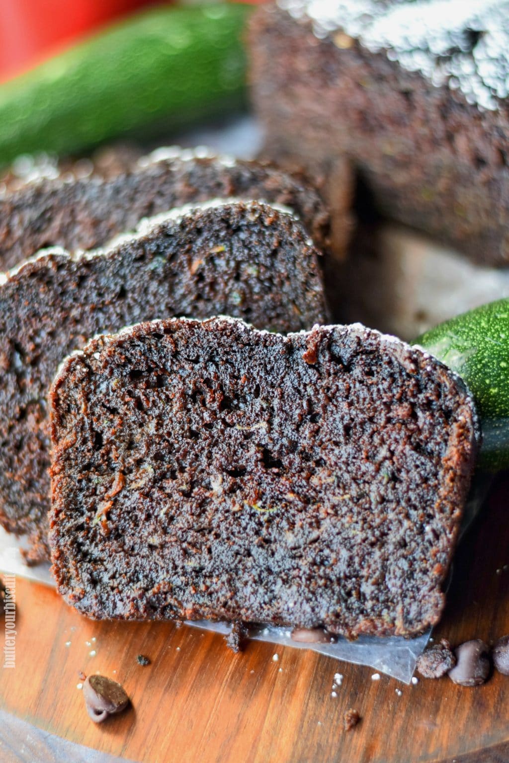 pan de calabacín de chocolate apilado en una tabla de cortar