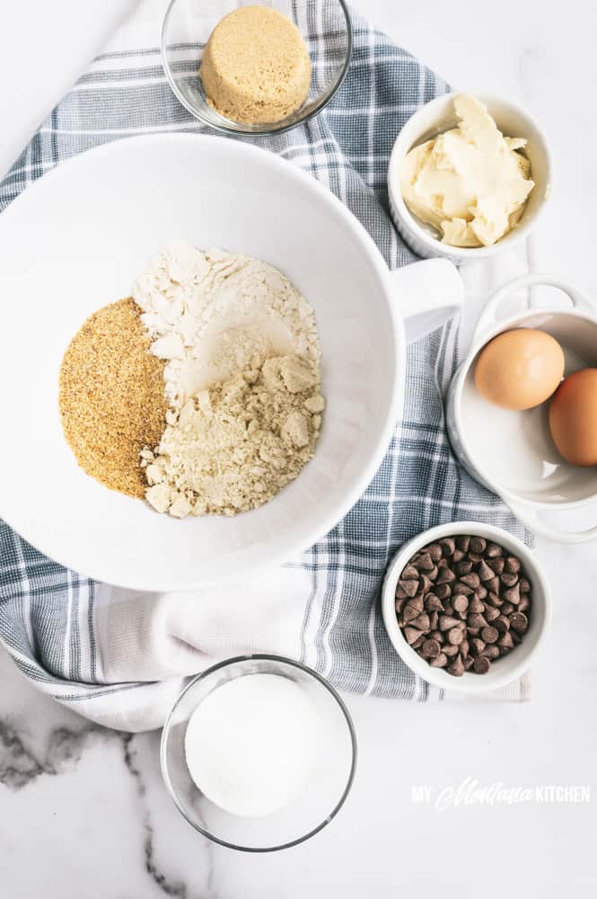 Ingredientes de galletas con chispas de chocolate bajas en carbohidratos
