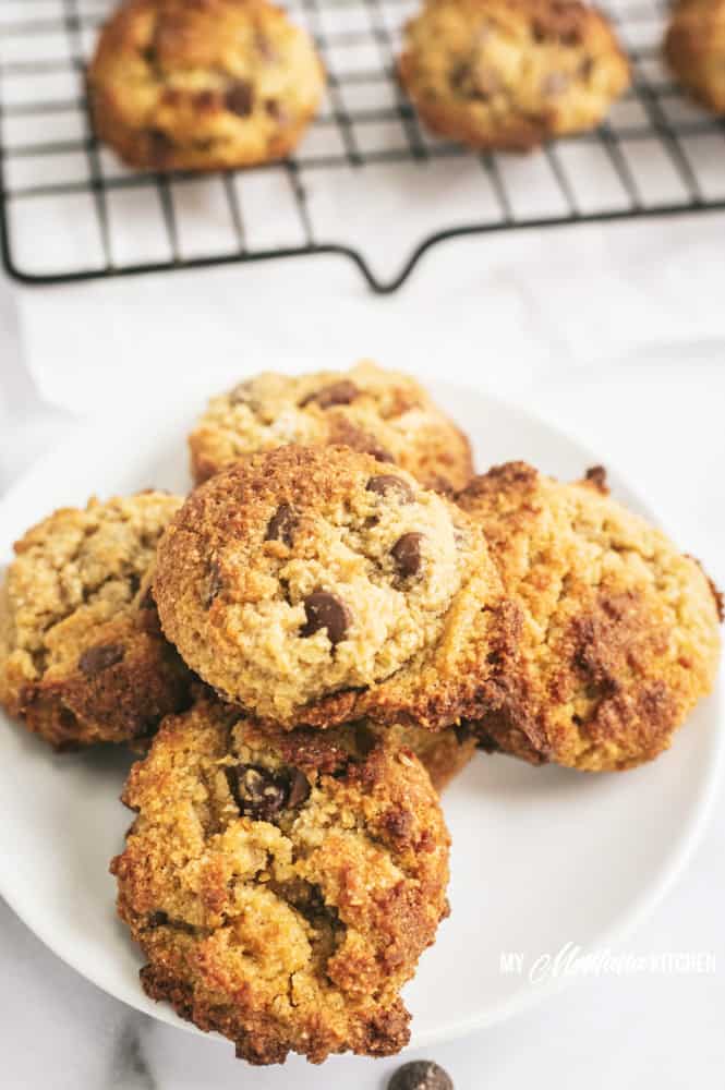 galletas de chispas de chocolate bajas en carbohidratos en un plato