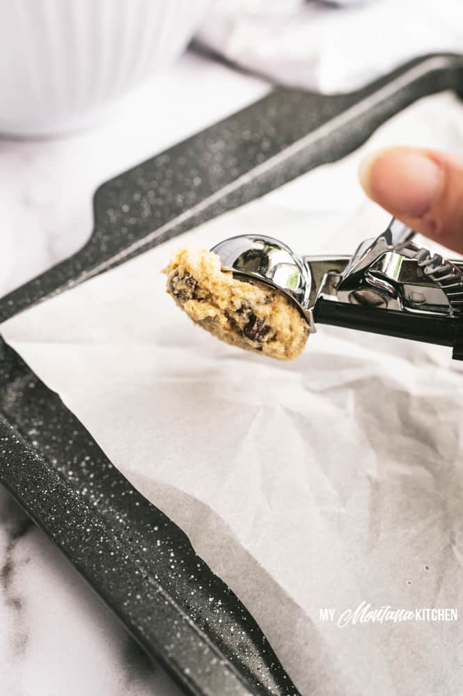 galleta que recoge la masa en una sartén forrada con pergamino