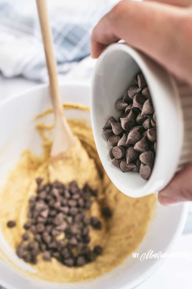 agregar chispas de chocolate a la masa para galletas en el tazón