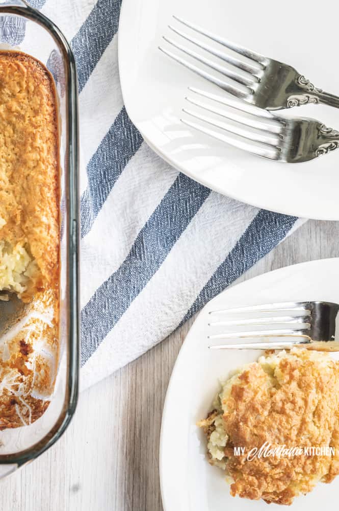 Estas barras de crema de coco bajas en carbohidratos son el regalo perfecto para frenar esos antojos dulces. Este sencillo postre cetogénico de coco también es paleo, no contiene lácteos y está hecho con leche de coco condensada. #barras de coco bajas en carbohidratos #barras de coco paleoco