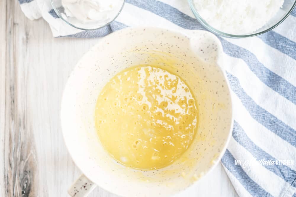 Esta receta de barra de coco está hecha con leche condensada sin leche keto. ¡Estas barras de coco saludables también son aptas para ceto, paleo y sin lácteos! #coconutbarsrecipe #healthycoconutbars