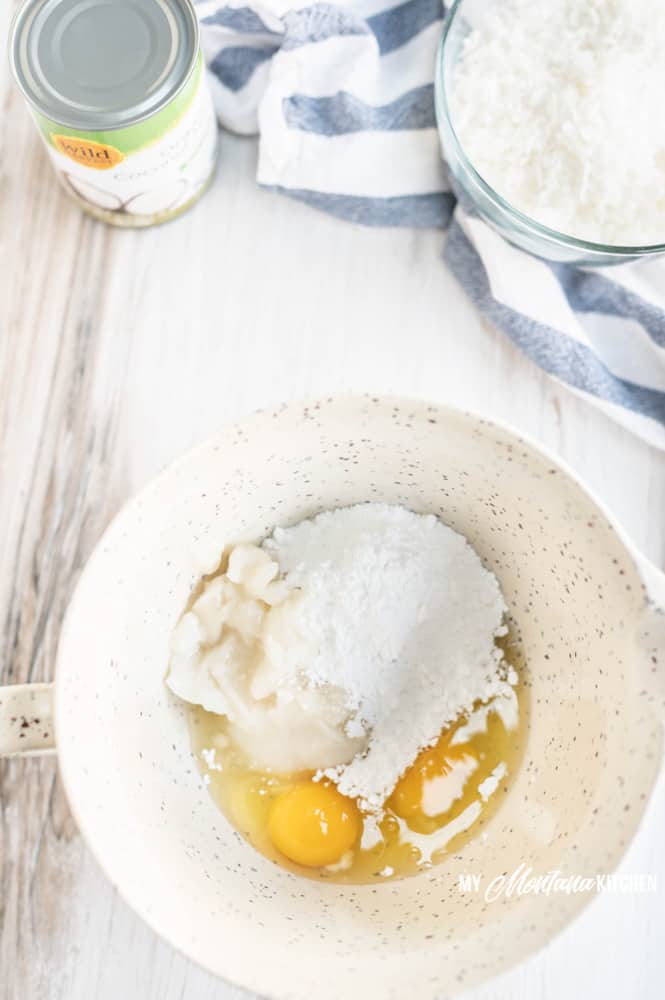 Esta receta de barra de coco está hecha con leche condensada sin leche keto. ¡Estas barras de coco saludables también son aptas para ceto, paleo y sin lácteos! #coconutbarsrecipe #healthycoconutbars