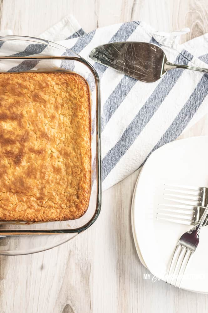 Estas barras de crema de coco bajas en carbohidratos son el regalo perfecto para frenar esos antojos dulces. Este sencillo postre cetogénico de coco también es paleo, no contiene lácteos y está hecho con leche de coco condensada. #barras de coco bajas en carbohidratos #barras de coco paleoco