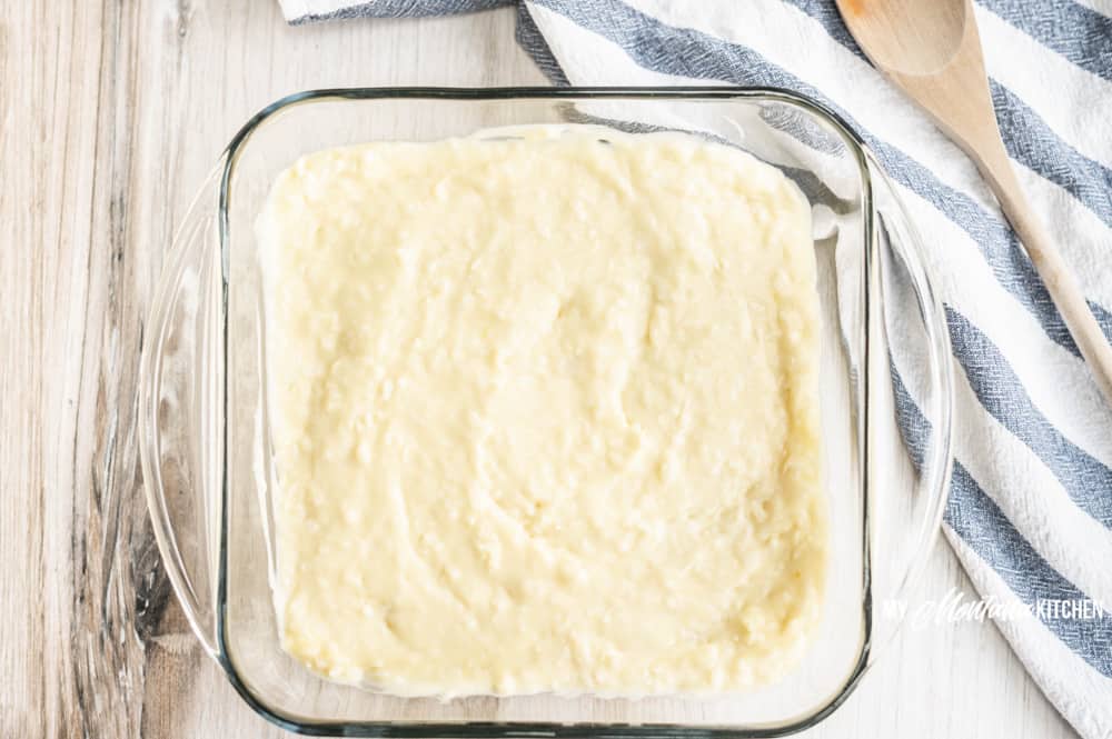 Estas barras de crema de coco bajas en carbohidratos son el regalo perfecto para frenar esos antojos dulces. Este sencillo postre cetogénico de coco también es paleo, no contiene lácteos y está hecho con leche de coco condensada. #barras de coco bajas en carbohidratos #barras de coco paleoco