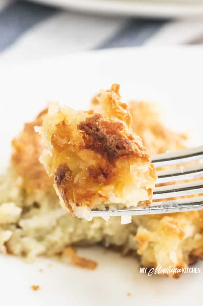 Estas barras de crema de coco bajas en carbohidratos son el regalo perfecto para frenar esos antojos dulces. Este sencillo postre cetogénico de coco también es paleo, no contiene lácteos y está hecho con leche de coco condensada. #barras de coco bajas en carbohidratos #barras de coco paleoco