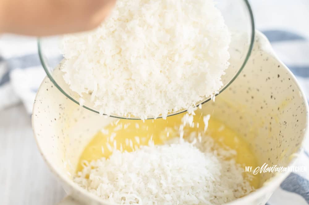 Esta receta de barra de coco está hecha con leche condensada sin leche keto. ¡Estas barras de coco saludables también son aptas para ceto, paleo y sin lácteos! #coconutbarsrecipe #healthycoconutbars